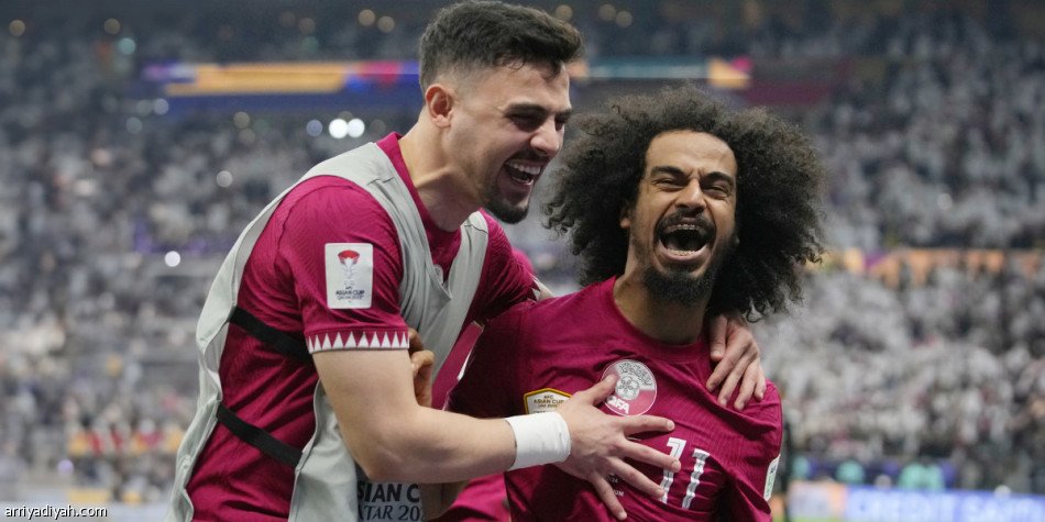 أكرم عفيف، جناح المنتخب القطري الأول لكرة القدم، يحتفل مع زميله بسام الراوي، بعد تسجيله الهدف الثالث في نهائي كأس آسيا، السبت، أمام الأردن (أسوشيتد برس)
